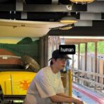 「BTS」Jin、ワールドツアーの合間に遊園地を楽しむ