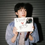 「BTS」Jin、多様な魅力でファンとコミュニケーション…「I LOVE BTS」