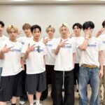 「&TEAM」、おそろいのTシャツでポーズ…K出演の映画「ブルーロック」の鑑賞会（動画あり）