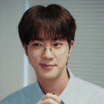 「BTS」Jin、爽やかで愛らしい笑顔…メガネが良く似合う（動画あり）