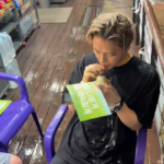 ジェジュン、雨の中でも熱狂的なロッカーの姿…「バナナ牛乳、おいしい」（動画あり）