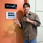 「東方神起」チャンミン、「ヒドゥンアイ」の楽屋前でポーズ…カーキシャツで秋のムード