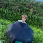 ジェジュン、グッズの傘で可愛いポーズ…「あまりにも暑い。体調管理をしっかりと！」