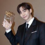 「2PM」イ・ジュノ、「文化体育観光部長官賞」のトロフィーを手にダンディな魅力