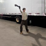 「BTS」V、あいきょうあふれる姿で微笑み誘う…駐車場でもダンス？