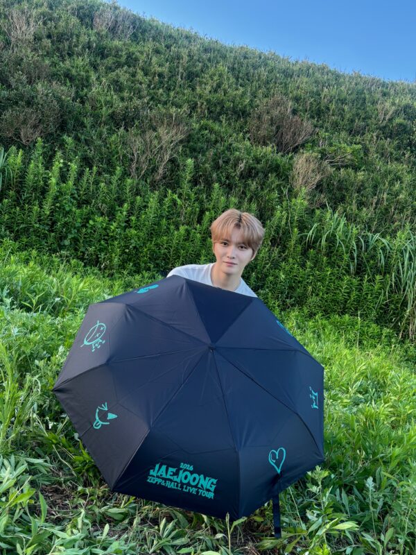 ジェジュン、グッズの傘で可愛いポーズ…「あまりにも暑い。体調管理をしっかりと！」
