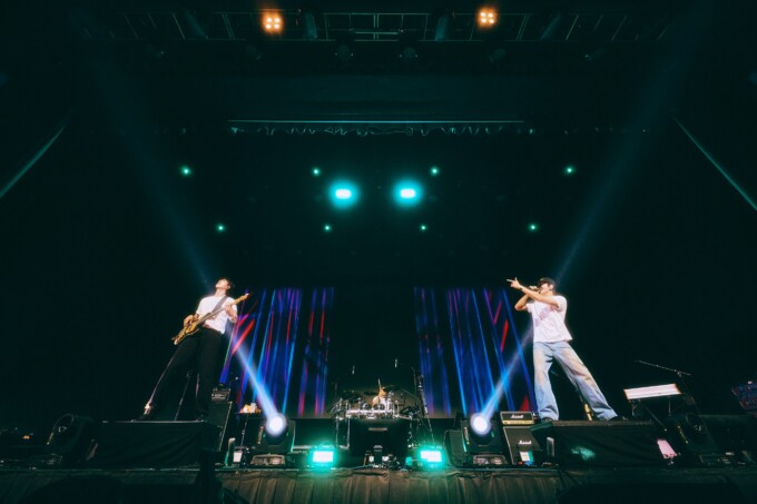「CNBLUE」、汗が飛び散るパフォーマンス…ロンドン公演ビハインドカット公開