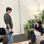 「BTS」Jung Kook、Jinのブランドスリッパを持ってJinをからかう…「間違い電話です」