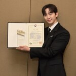 「2PM」イ・ジュノ、ダンディなスーツ姿でスターの貫禄…「文化体育観光部長官賞」受賞