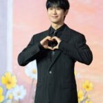 チョン・ヘイン、新ドラマ「恋は飴模様」制作発表会のビハインドカット公開！…爽やかなビジュアル