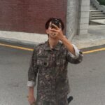 「CNBLUE」イ・ジョンシン、帰国直後に予備軍訓練へ…凛々しい軍服姿から愛犬との日常まで公開