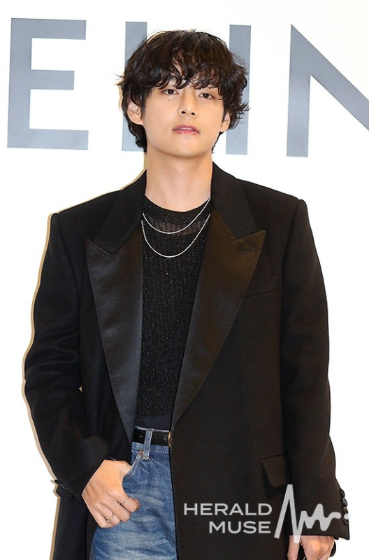 「BTS」V、聴力異常を告白…「右耳は30％しか聞こえない…軍隊でひどくなった」