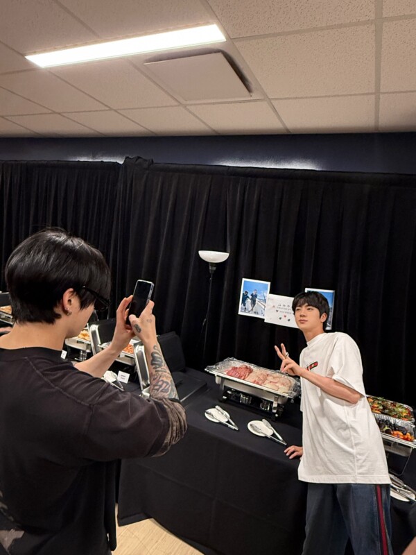 「BTS」、刺身でモッパン…「Jin兄さんが釣ったヒラメとマグロ、おいしく食べてね！」