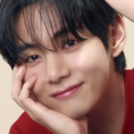 「BTS」V、興味深そうな眼差しと仕草が微笑み誘う（動画あり）