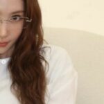 「TWICE」サナ、これがまさに“ギークシック”の正統派…フチなしメガネも完ぺきにコーディネート