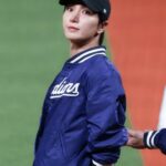 「SUPER JUNIOR」イトゥク、台湾プロ野球の始球式イベントでおちゃめな表情＆爽やかな球団ジャケット姿