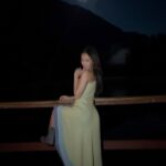 「BLACKPINK」JENNIE、30年前のブランドドレスで画報のようなオーラ