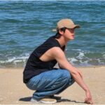 「BTS」Jin、海辺で際立つ透明感