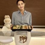 キム・ヘス、エプロン姿で料理を持って…しとやかにしてても華やかな顔立ちは隠せない