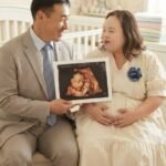 “ダウン症を抱えた似顔絵作家”ソ・ウネに妊娠説…夫と共に超音波写真を公開し“AI疑惑”まで