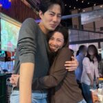 俳優チョ・インソンの腰に腕を回し、ぎゅっと抱きついた美貌の事業家は誰？…夫は親友の俳優キム・ギバン