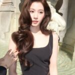 「TWICE」サナ、ミラノでの近況公開…セクシーさまで備えた魅惑の女神