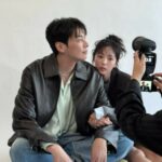 女優チェ・スビン、どれだけ顔が小さいの？…俳優キム・ヨングァンの手に“すっぽり”