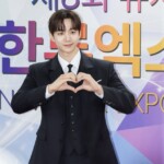 「2PM」イ・ジュノ、ブラックスーツでダンディな魅力アピール…「韓流エキスポ」のビハインドカットを公開