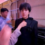 チャン・グンソク、アジアプリンスはバックステージでも特別…「その男性がスプレーをかける方法」（動画あり）