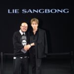 ジェジュン、オールブラックでシックな魅力…デザイナーのイ・サンボン、「神秘的な眼差しとほのかな笑顔が魅力的」
