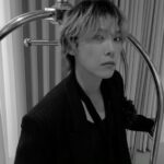「FTISLAND」イ・ホンギ、シャープでセクシーなモノクロセルカ