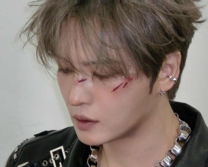 ジェジュン、傷のメイクで強烈なカリスマアピール