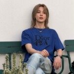 「BTS」Jimin、「Dior」のTシャツで圧倒的な存在感…座っているだけで絵になる