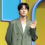「BTS」Jin、旧盆のあいさつ…「父に僕がやっているゲームを強制教育中。楽しい」