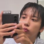「CNBLUE」ジョン・ヨンファ、鏡越しの自撮りで魅せた眩しいビジュアル