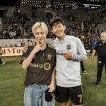 <トレンドブログ>「SHINee」テミン、サッカー選手ソン・フンミンと競技場でツーショット”特別セレモニーに”