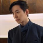 <トレンドブログ>「2PM」ジュノ、パリで王子様のようなビジュアルを披露…シャツ一枚でもまるでグラビア