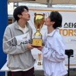 <トレンドブログ>俳優イ・ドンウク＆イ・グァンス、所属事務所の体育大会で大活躍！…優勝トロフィーを手におちゃめなポーズ