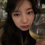 スジ（元Miss A）、ワイングラスほどの小顔にビデオカメラまで持ってきて…日常が映画みたい