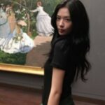 「IVE」アン・ユジン、美術館で「どっちが作品？」と話題…愛らしさ全開お茶目なポーズに視線釘付け