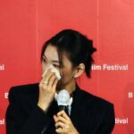 【第31回釜山国際映画祭】元「Weki Meki」キム・ドヨン、記者会見で涙…映画「ドラ」の役作りで感じた孤独とは？