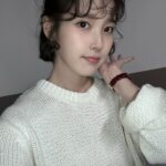 IU（アイユー）、ロールモデルの女優をオマージュ…ボブの“くるくるパーマ”