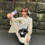 「BLACKPINK」LISA、着物から腰が大胆に開いた衣装まで…日本での近況公開