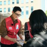 俳優オム・テグ、ホームレスの自立を応援…雑誌「BIGISSUE」の一日販売員として市民たちと交流