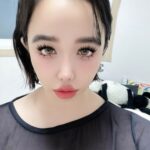 BOM（2NE1）、後ろに見える“曲がった窓”…アピールした名品より目立つ補正