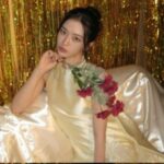 「IVE」アン・ユジン、金色のドレスにバラを持って魅惑の美しさ…ビジュアル爆発