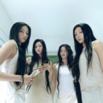 ILLIT、怒りの後に訪れる冷ややかな感情を表現した新譜コンセプトフォトを公開！ 「QUIET」バージョン、冷たい眼差しと清純なビジュアルで雰囲気を圧倒
