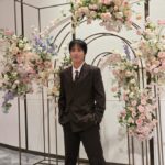 「CNBLUE」ジョン・ヨンファ、スーツ姿で花のアーチの前でポーズ…ジョンシンも「いいね」