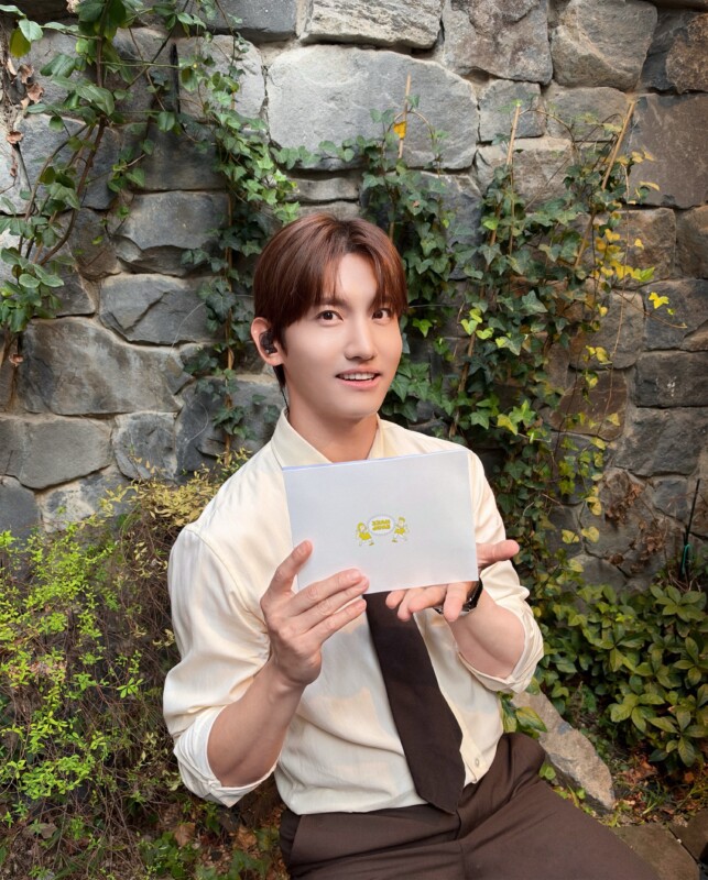 「東方神起」チャンミン、ファンの結婚式を歌でお祝い…素敵なネクタイ姿（動画あり）