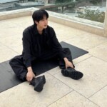 「BTS」Jin、ヨガマットの上でリラックスした雰囲気